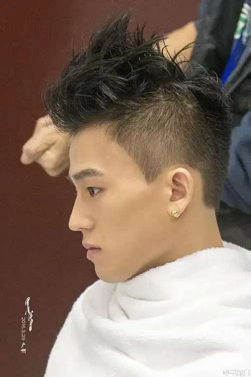 "穷小子"欧豪,没钱没背景,他凭啥受导演青睐,真的有人捧他吗|华晨宇