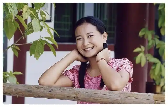 年轻时候的贾玲也是有着堪比校花的颜值和身材,原本准备往戏剧方向