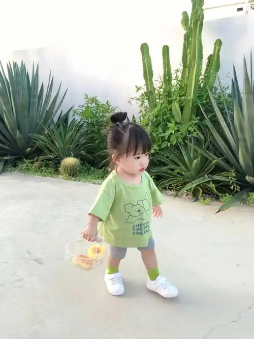 这么小的宝宝扎丸子头也太了吧