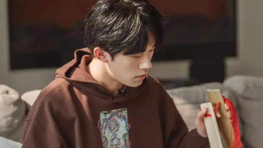 小清新少年易烊千玺时尚休闲迷人写真