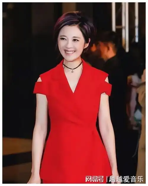 主持人许戈辉:当红时期离开央视,嫁富商后和老公前妻亲如姐妹