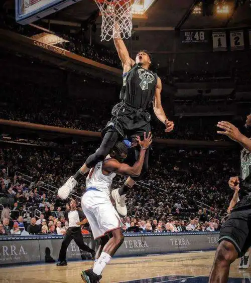 字母哥的身体天赋多恐怖跟腱34厘米历史最长赛场完成跃人暴扣