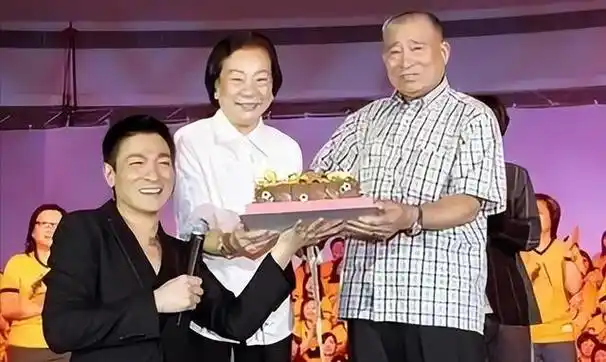 如今父亲去世,刘德华的心情肯定十分悲痛,不过在大家看来,作为儿子