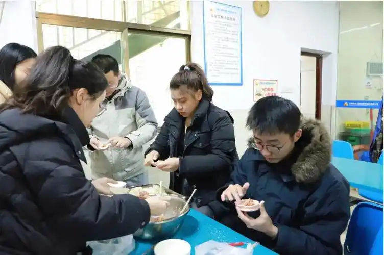 江西建工四建开展情暖冬至携手共进迎冬至包饺子活动