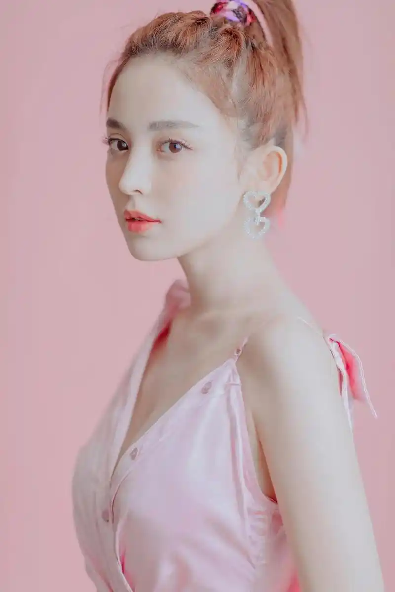 古力娜扎养眼迷人