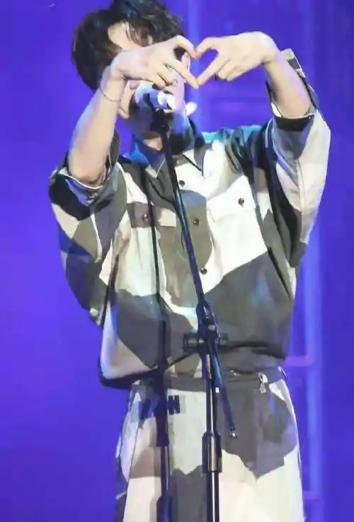 继华晨宇唱歌时比心后,吴青峰又发明了"水晶甜甜圈式比心"?