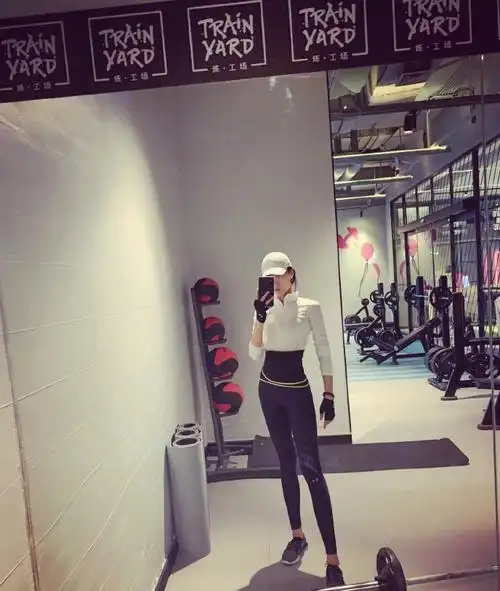 腿王张蓝心晒健身照上演踢腿杀网友一脚能踢到我肩膀上