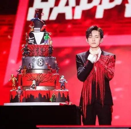 易烊千玺20岁生日,王俊凯踩点失败,粉丝替晒小时候蛋糕超暖心