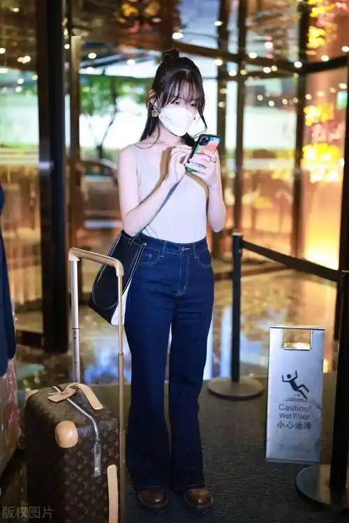 蒋依依抵达酒店 真丝上衣搭配直筒宽松牛仔裤可爱动人_上海_上衣_真丝