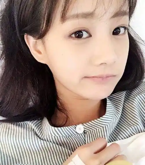 刚出道的李一桐,穿护士服好美,最无奈找不到自己的眉毛