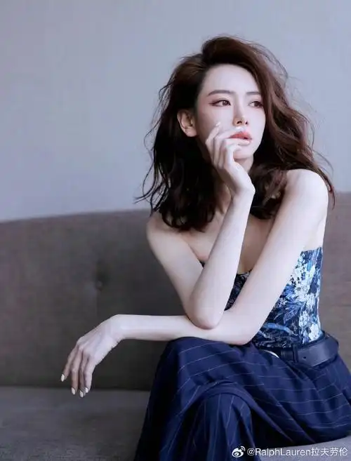 演员@戚薇身着ralph lauren collection安坐一隅,释放随性魅力.