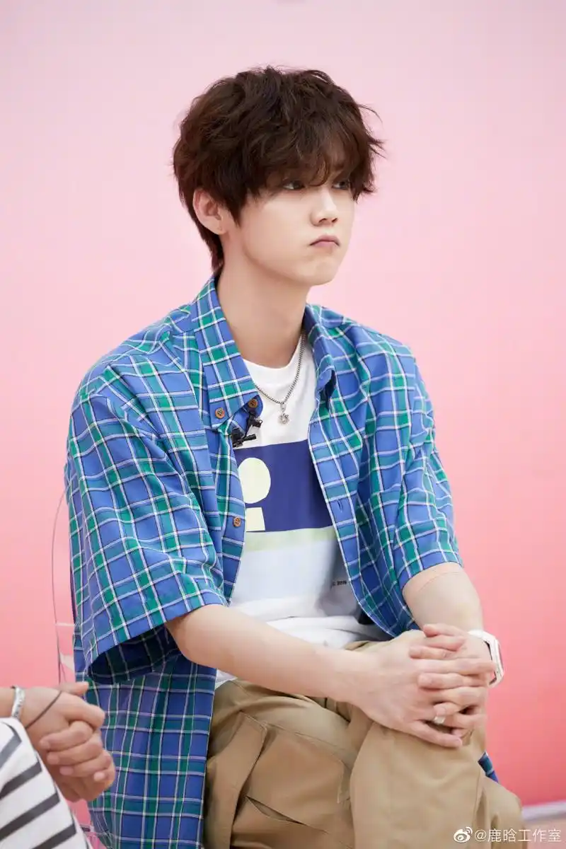 #鹿晗# 坠可爱的鹿晗开着心爱的小车车祝所有小朋友六一儿童节快乐!小