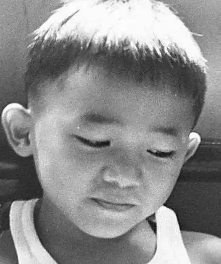 小时候的梁朝伟并没有感受过家庭温暖,年幼的他并不知道父母亲为什么