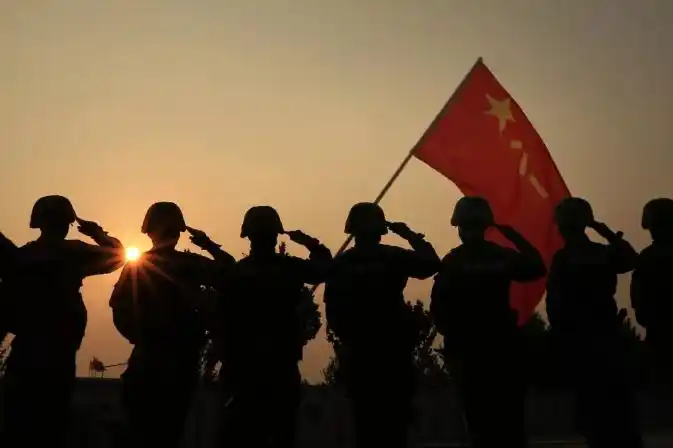 学习践行 红色文化有一种情谊 只有当过兵的才会懂 五指并拢,抬臂敬礼