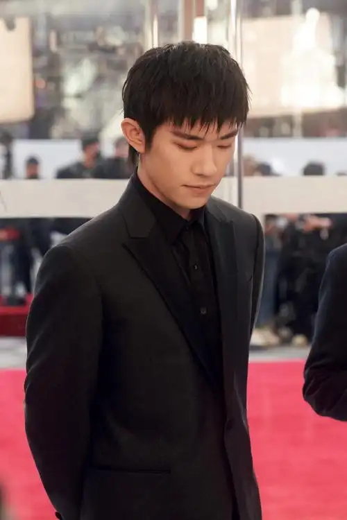 易烊千玺黑色西装造型出席品牌活动 留狼尾发型帅气有型__财经头条