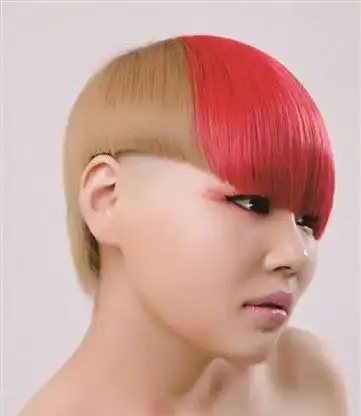 这款女士深黄与红色沙宣头发齐刘海发型设计是额头上方的头发红颜色的