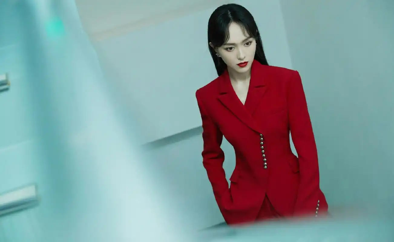 组图:唐嫣穿红色西服套装气场全开 楼梯间凹造型秒变女霸总