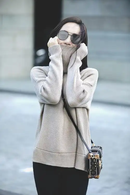 简介:王智最新时尚街拍写真,分享一组王智图片给大家,图中的明星图片