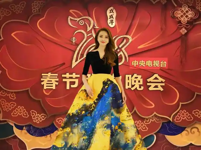 2018央视春晚压轴节目《难忘今宵》青年演员刘雨欣优雅大气的演唱和