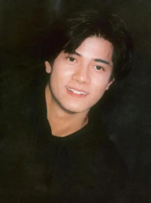 官晶华郑少秋_80年代香港男星名单