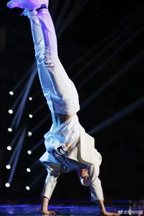 180208湖南卫视小年夜uniq王一博crlogo