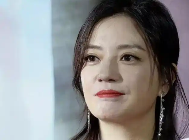 47岁赵薇久违现身:脸胖如盘,素颜显苍老,被曝与黄有龙已离婚?