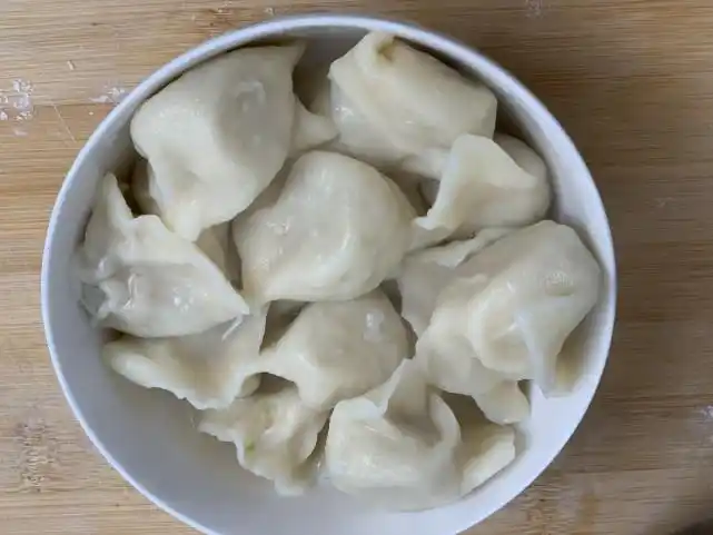 煮饺子时水开直接下锅煮就错了多加这一步饺子不破皮不粘锅