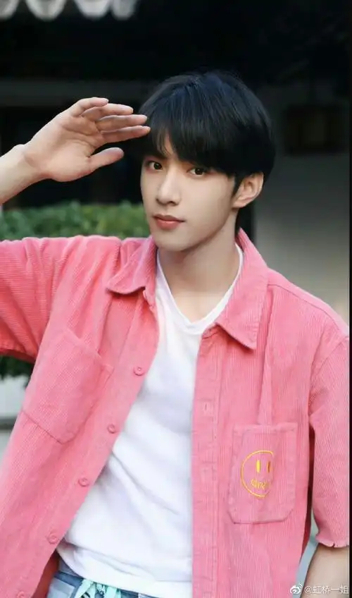 刘耀文初秋户外四连拍