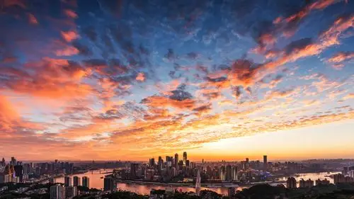 在雾都,通透,还有这样的晚霞,要拍到这样的一张城市风光,在这四面环山