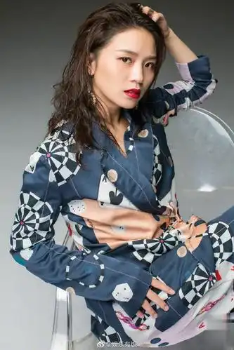 黄英超a湿发搭配慵懒睡衣风造型气场十足黑白写真