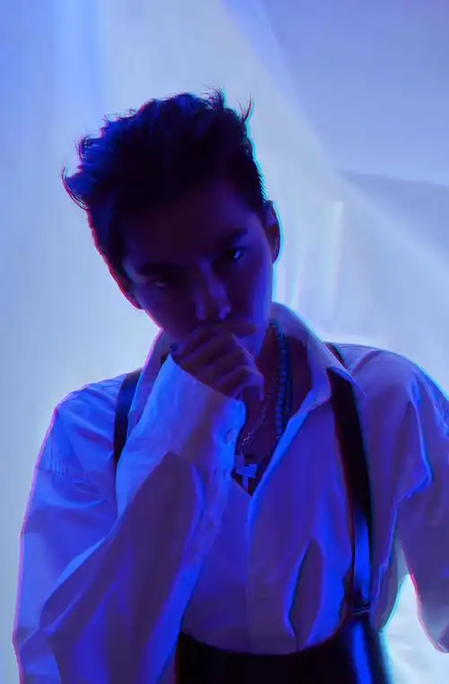 吴亦凡白衬衫吊带马甲帅气写真