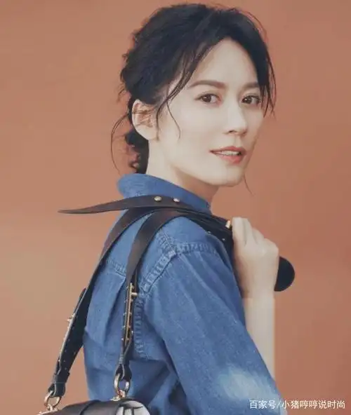 俞飞鸿不愧是"不老女神",穿牛仔连体裤,嫩似妙龄少女