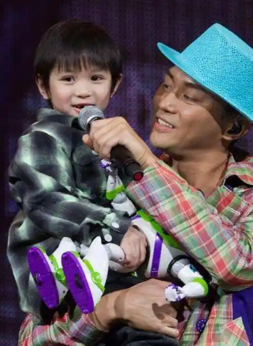 童年照,从小就继承爸妈大眼基因,15岁早已比妈妈高_张智霖_张慕_慕童