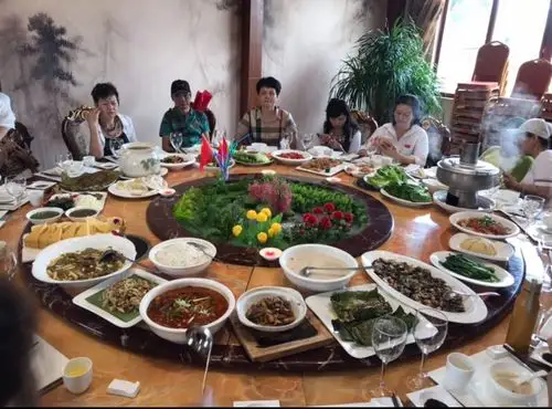 中午在瑞丽的七星云顶大酒店吃饭,精致高档的菜系中,离不开酸辣的特色