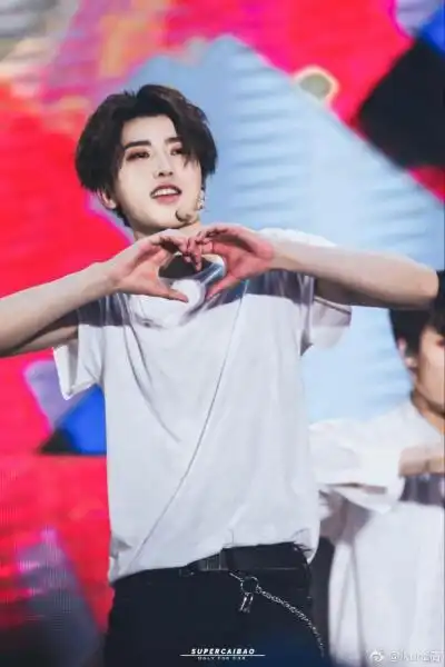 蔡徐坤打篮球比心