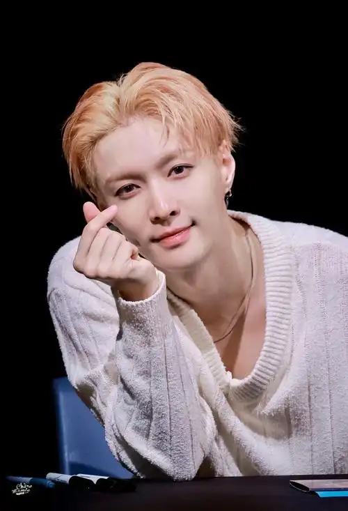 张艺兴[超话]#240420 签售 延迟补一下超甜小可爱12 23˙83˙