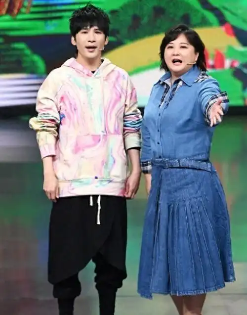 她和孙集斌站在一起,有夫妻相|言承旭|喜剧演员|电影导演|中国传统