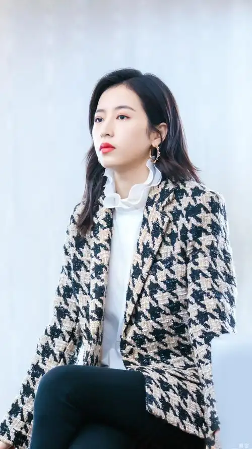 周雨彤##从结婚开始恋爱# 周雨彤|鹿方宁‖手机壁纸 小周好美啊 盏哪