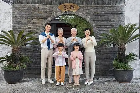 一家六口中秋节庭院相聚全家福图片素材