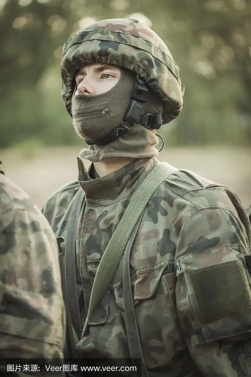 穿着军装的蒙面士兵