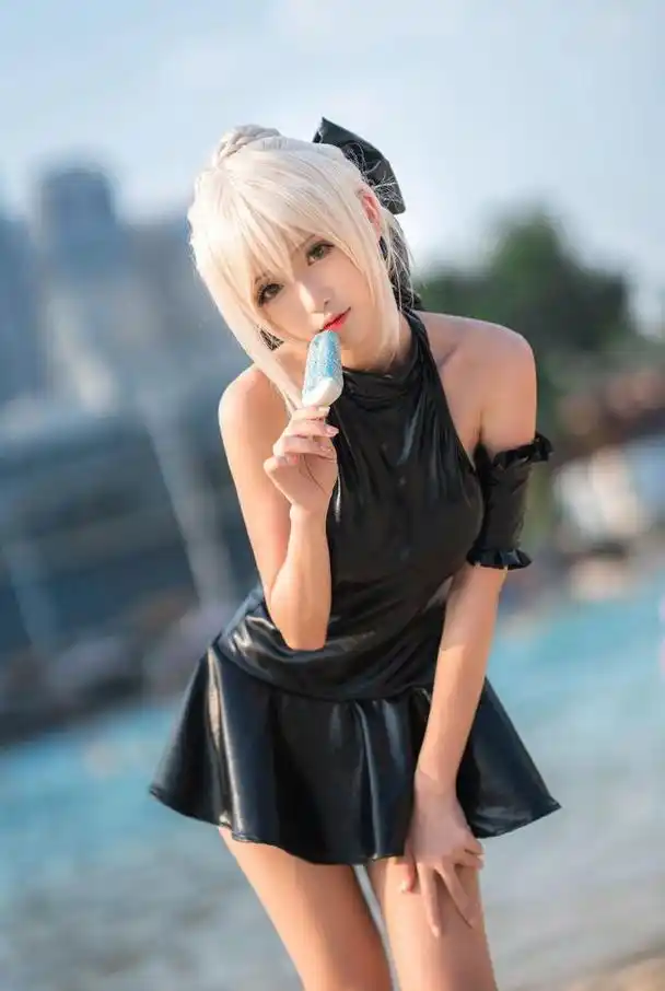 腐团儿cos阿尔托莉亚,夏日清凉泳装,又可以无中生"友"了!