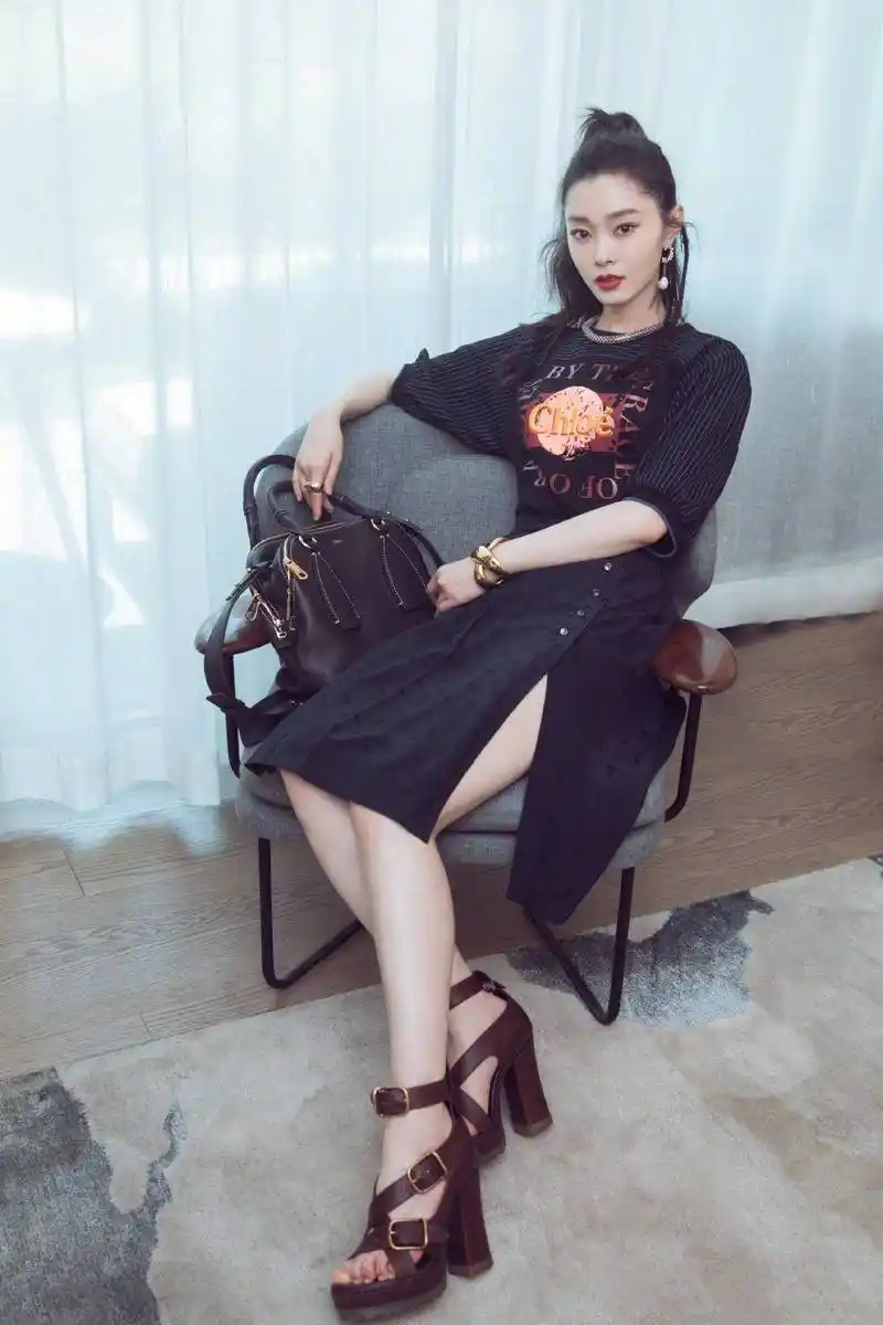 宋轶身材真好!大牌背心配牛仔裤高挑出众,撞衫女团队长一点不输