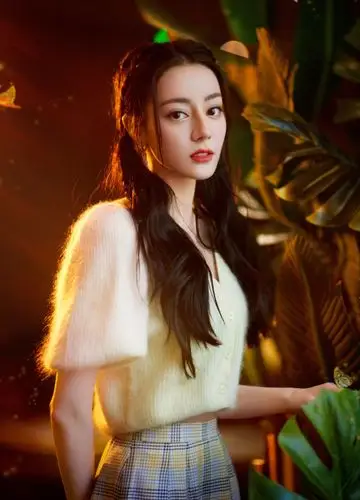 迪丽热巴侧编双马尾造型亮相央视五四晚会演绎歌曲青春