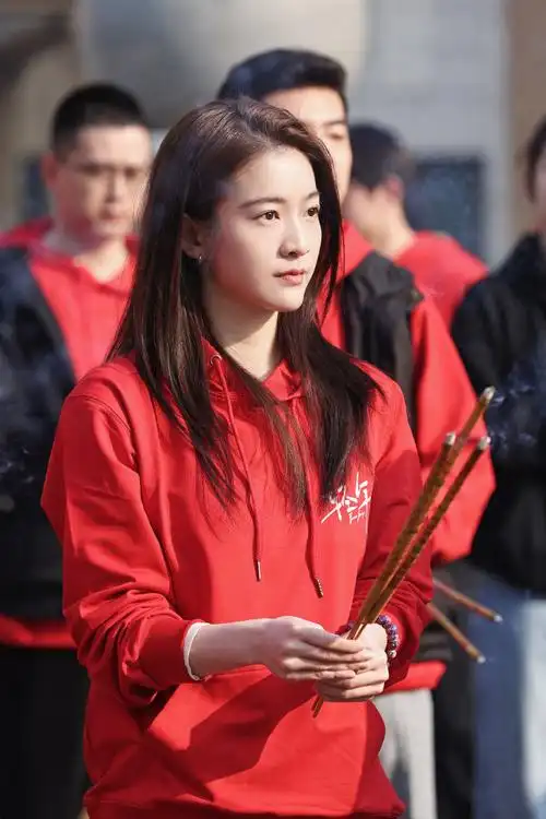 张雪迎超话今日解锁新身份,酷飒女孩金彤前来报到!