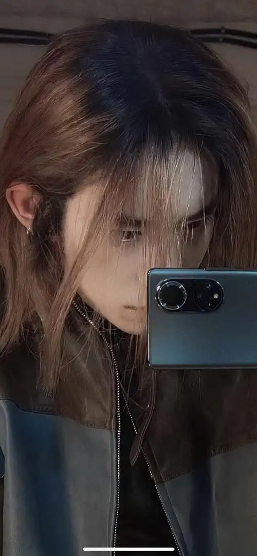 易烊千玺长发对镜自拍