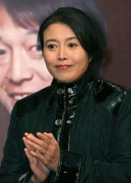 丁嘉丽闺女:被爸妈丢弃,遭叔叔留下阴影,缺爱环境长大36岁未婚