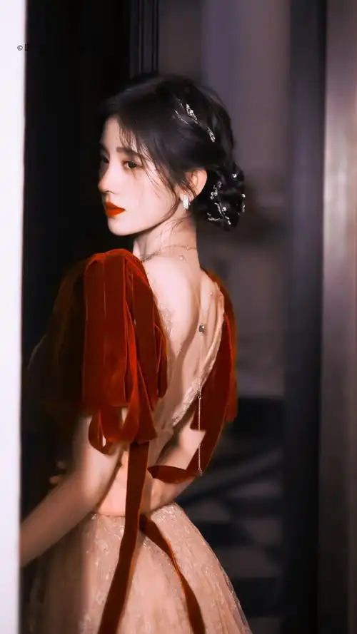 鞠婧祎红丝绒礼裙