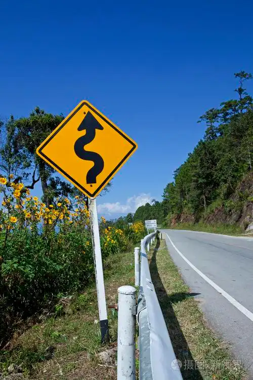 弯的道的交通标志