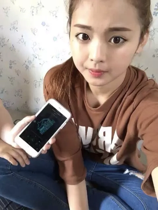 杨超越旧照曝光偏爱黄发嘟嘴卖萌五官精致变化不大