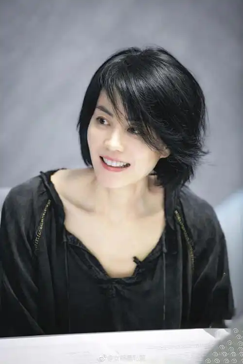 王菲晚上外出被拍穿休闲装也难掩天后气质但52岁就是老人了